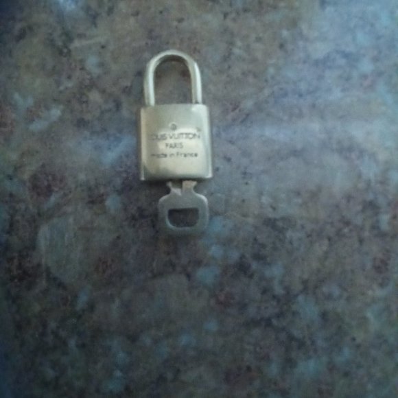 AUTHENTIC!!! LV lock and key - Picture 2 of 6